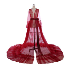 Robe de mariée élégante en maille rouge médiévale du XVIIIe siècle avec illusion de tulle