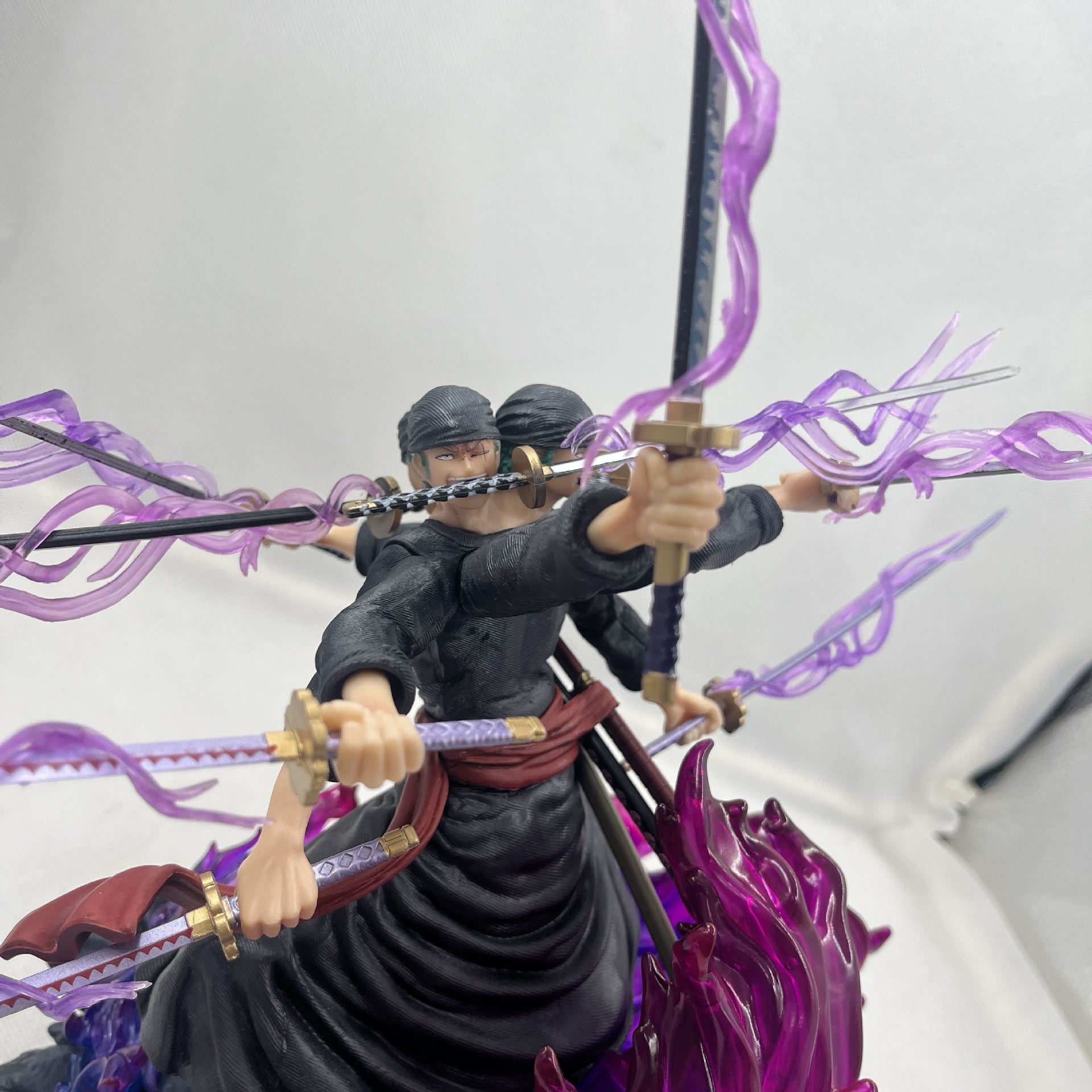 Figurine articulée Halloweez Roronoa Zoro - Trois têtes, six bras et neuf lames, édition Flow Shura