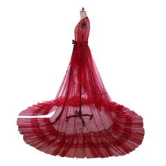 Robe de mariée élégante en maille rouge médiévale du XVIIIe siècle avec illusion de tulle